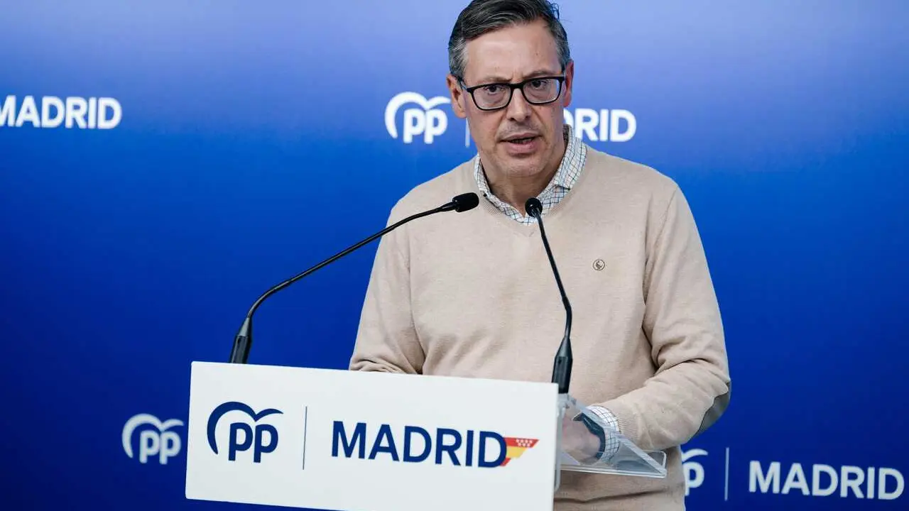 El secretario general del PP de Madrid, Alfonso Serrano, durante una rueda de prensa, en la sede del PP