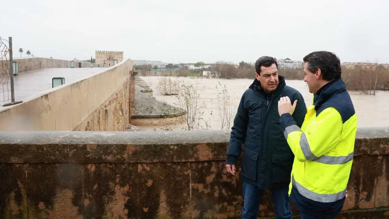 El presidente de la Junta de Andaluc&iacute;a, Juanma Moreno, y el alcalde de C&oacute;rdoba, Jos&eacute; Mar&iacute;a Bellido.