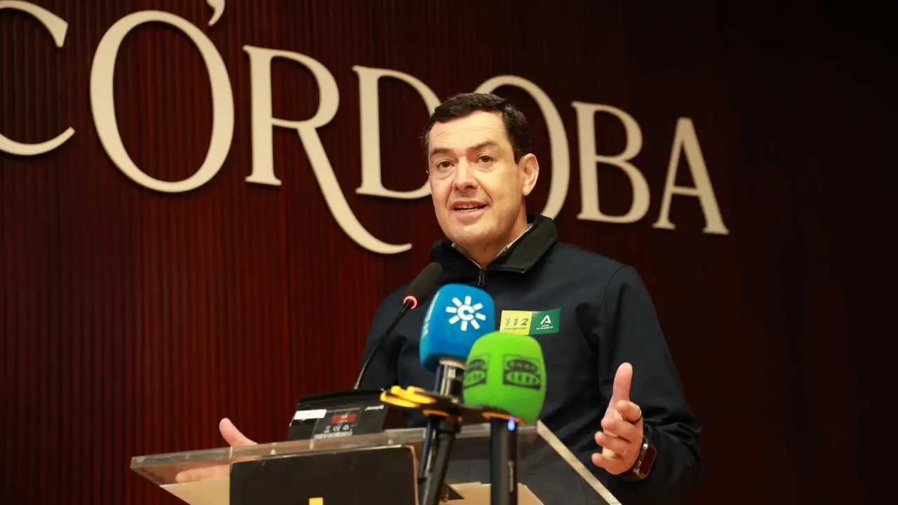 El presidente de la Junta de Andaluc&iacute;a, Juanma Moreno, comparece ante los medios en C&oacute;rdoba.