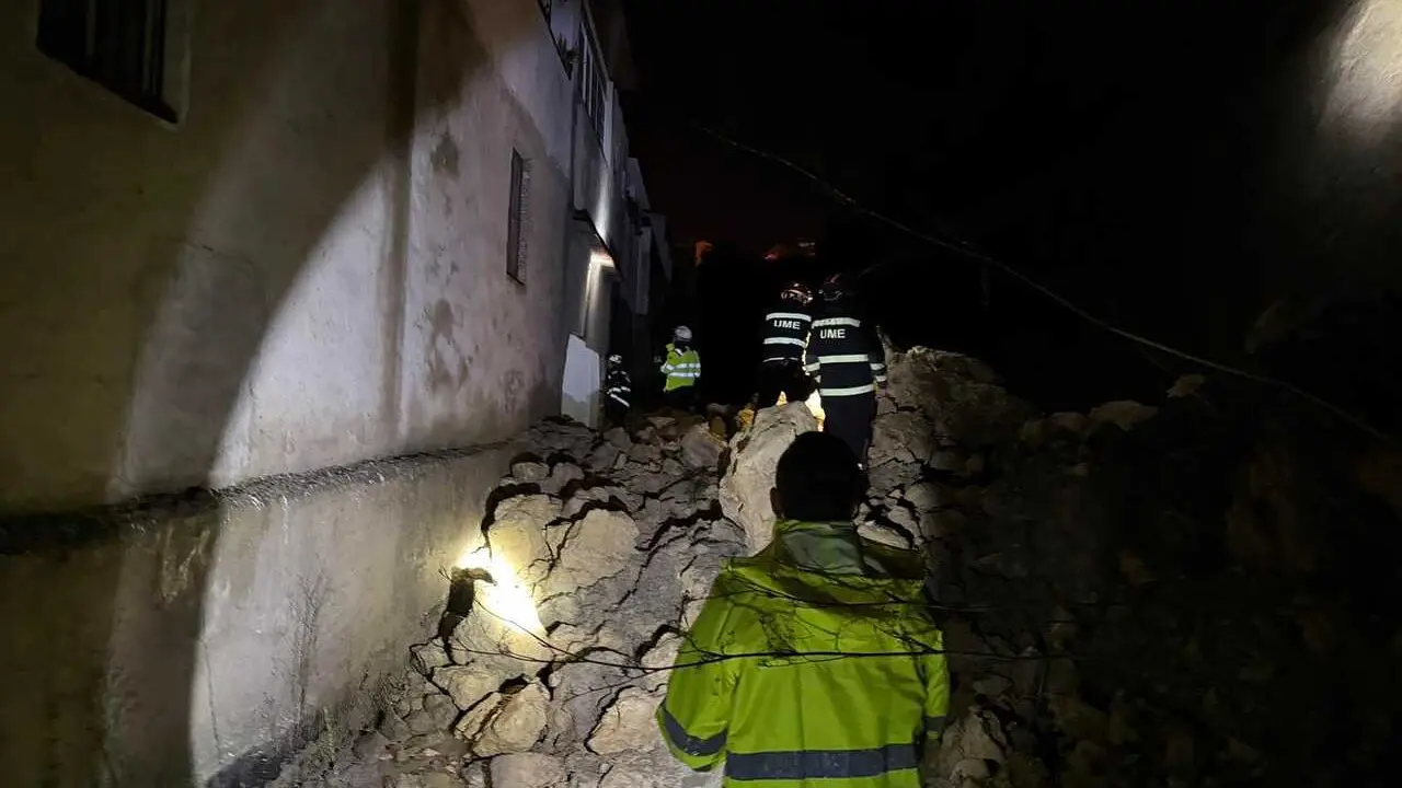 T&eacute;cnicos inspeccionan el derrumbe de un talud junto a un edificio de viviendas en Vejer de la Frontera (C&aacute;diz)