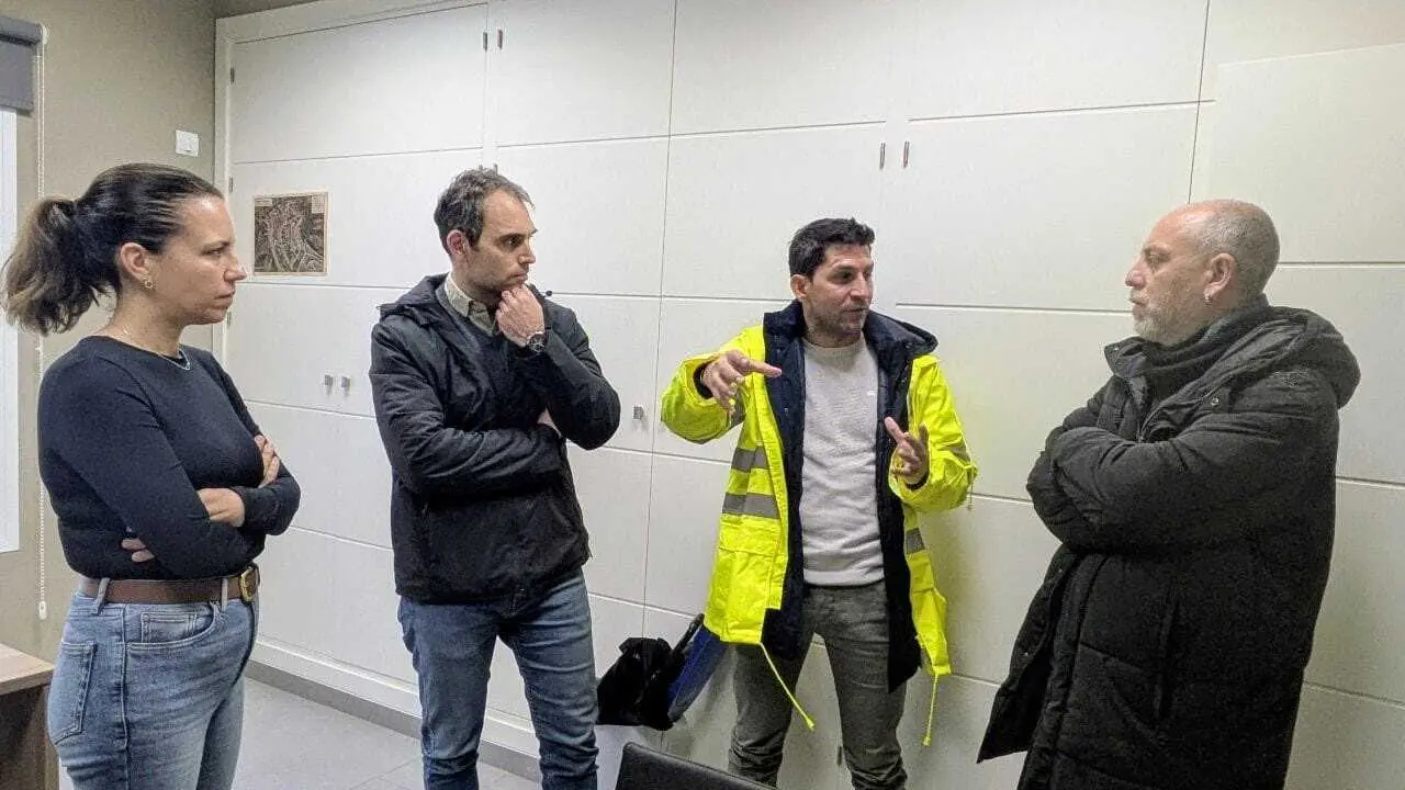 El coordinador general de IU Andaluc&iacute;a y diputado en el Congreso, Toni Valero; el candidato de Por Andaluc&iacute;a por la provincia de M&aacute;laga a las Elecciones Auton&oacute;micas, Ernesto Alba; y el alcalde de Casares, Juan Luis Villal&oacute;n