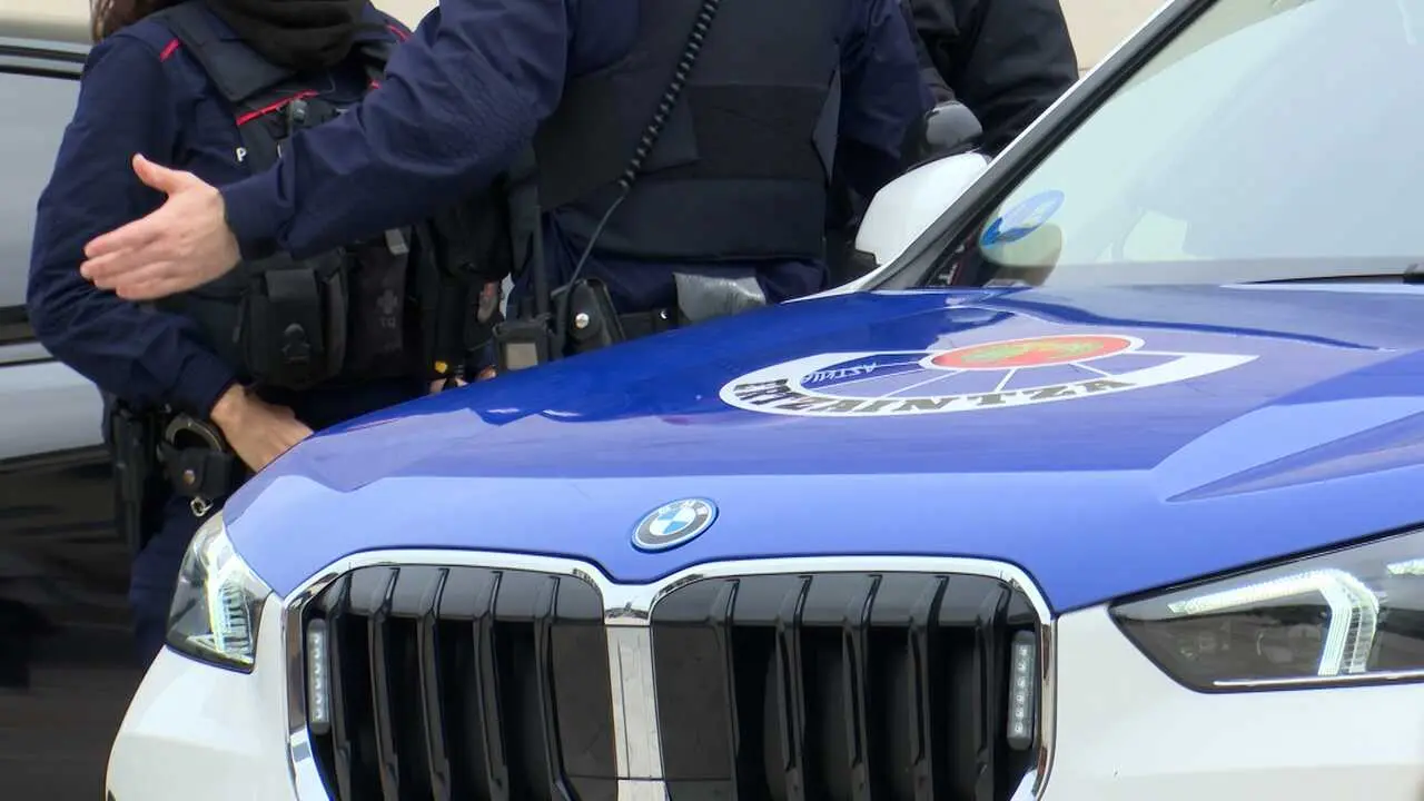 Archivo - La Unidad de Violencia sobre la Mujer e Igualdad de la Ertzaintza acompa&ntilde;a a la v&iacute;ctima al juzgado en tr&aacute;mites iniciales