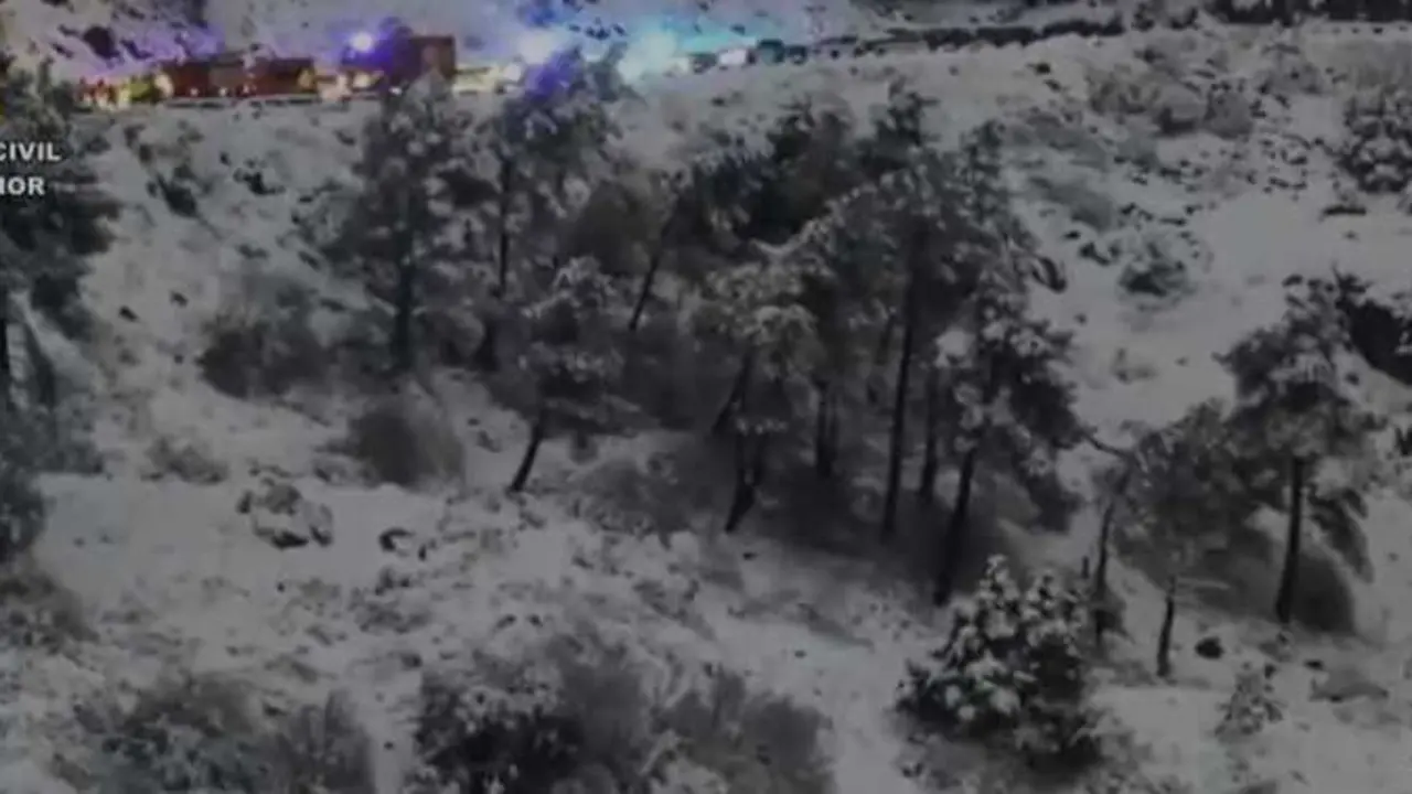 Muere el conductor de una quitanieves tras caer 20 metros por una ladera en Villarejo del Valle (&Aacute;vila)