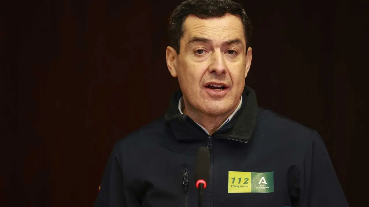 El presidente de la Junta de Andaluc&iacute;a, Juanma Moreno, atiende a los medios de comunicaci&oacute;n durante visita zonas inundadas de C&oacute;rdoba a 7 de febrero de 2026.