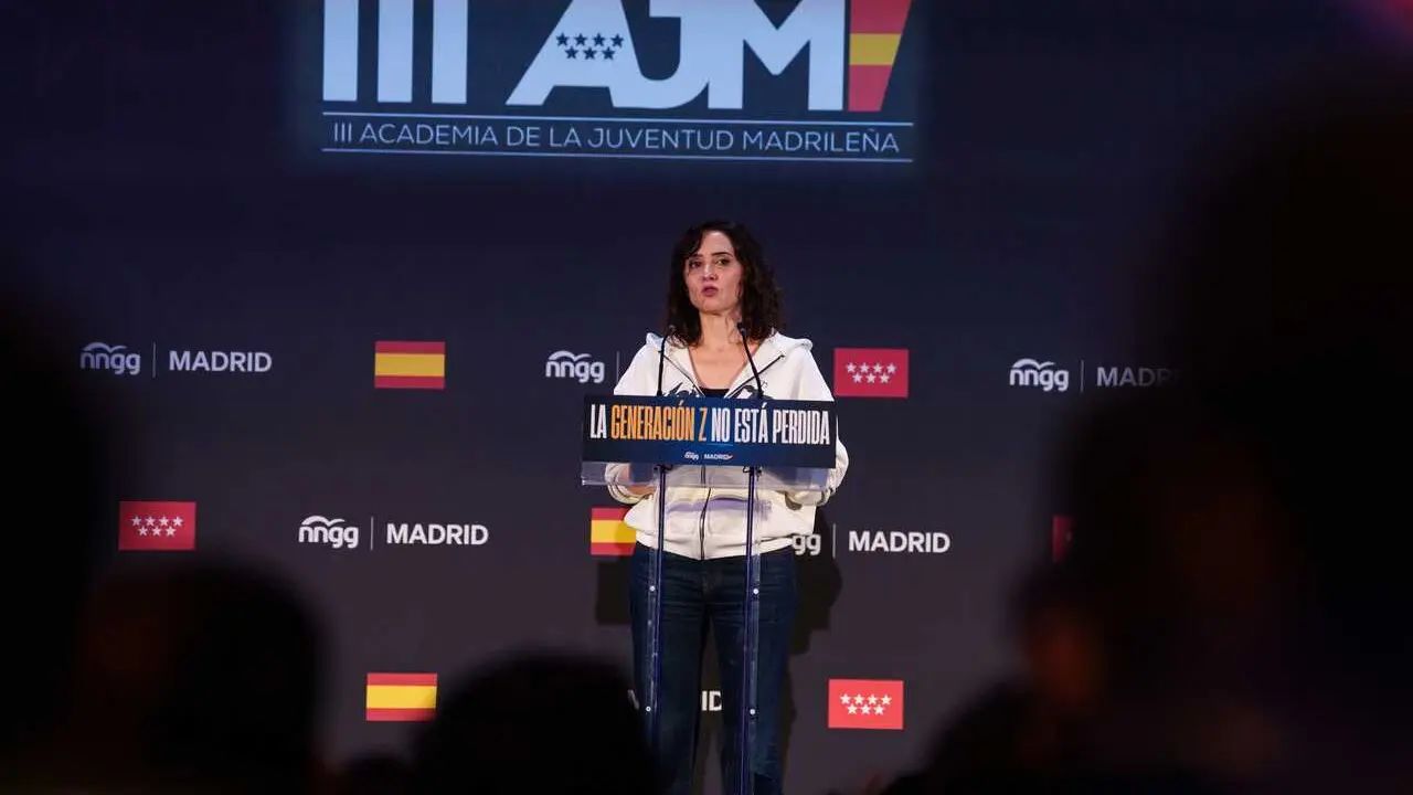 La presidenta de la Comunidad de Madrid y del PP madrile&ntilde;o, Isabel D&iacute;az Ayuso, clausura la III Academia de la Juventud Madrile&ntilde;a, en el Real Centro Universitario Mar&iacute;a Cristina, a 8 de febrero de 2026, en San Lorenzo de El Escorial, Madrid (Espa&ntilde;a). Este 