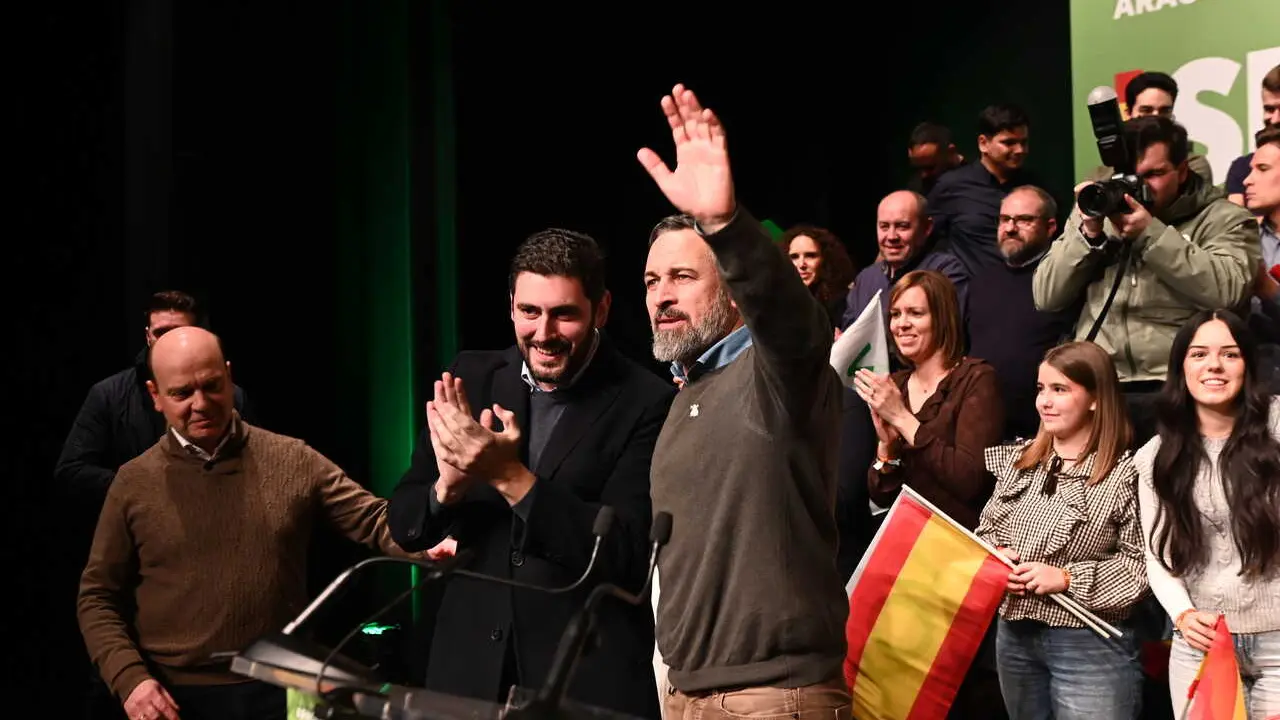 El presidente de Vox, Santiago Abascal (d) y el candidato de Vox a la presidencia de Arag&oacute;n, Alejandro Nolasco (c), durante la clausura de un acto de campa&ntilde;a en Cuarte de Huerva, Zaragoza, Arag&oacute;n (Espa&ntilde;a).