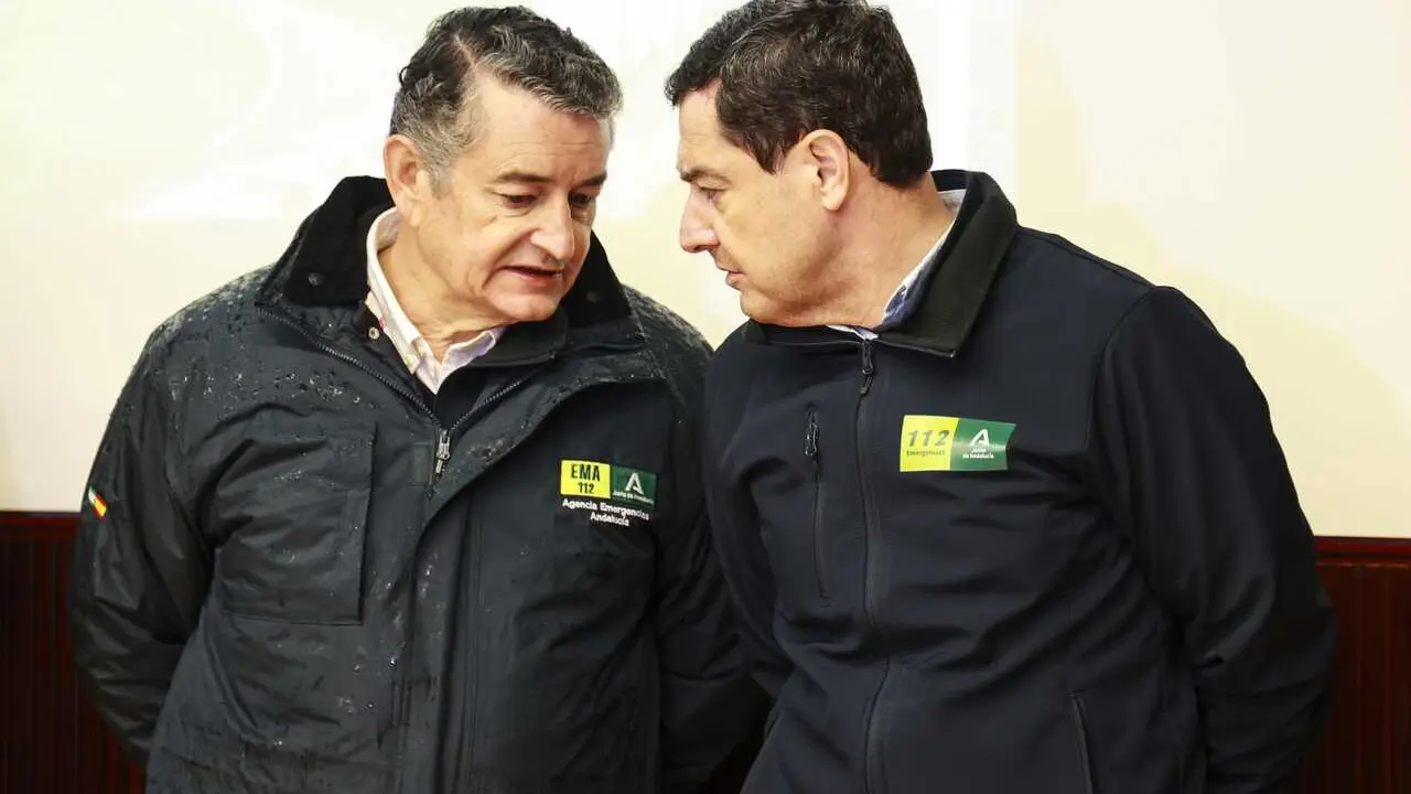 El presidente de la Junta, Juanma Moreno, junto al consejero de Presidencia, Antonio Sanz, durante la visita a zonas inundadas de C&oacute;rdoba.