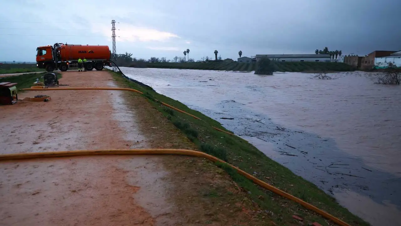 Situaci&oacute;n del r&iacute;o Guadalquivir en Lora del R&iacute;o (Sevilla) el pasado s&aacute;bado por efecto de la borrasca Marta.