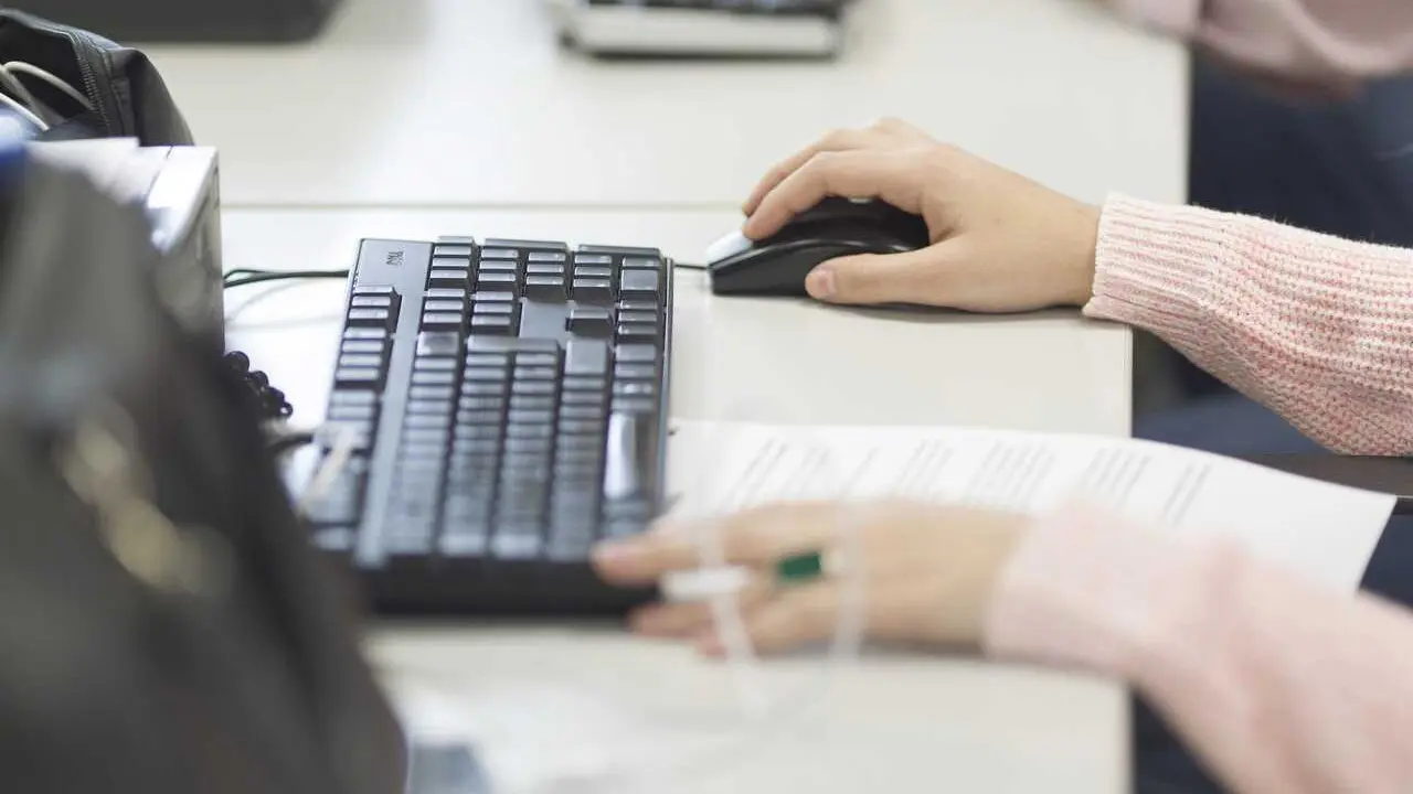 Archivo - Un trabajador en una oficina