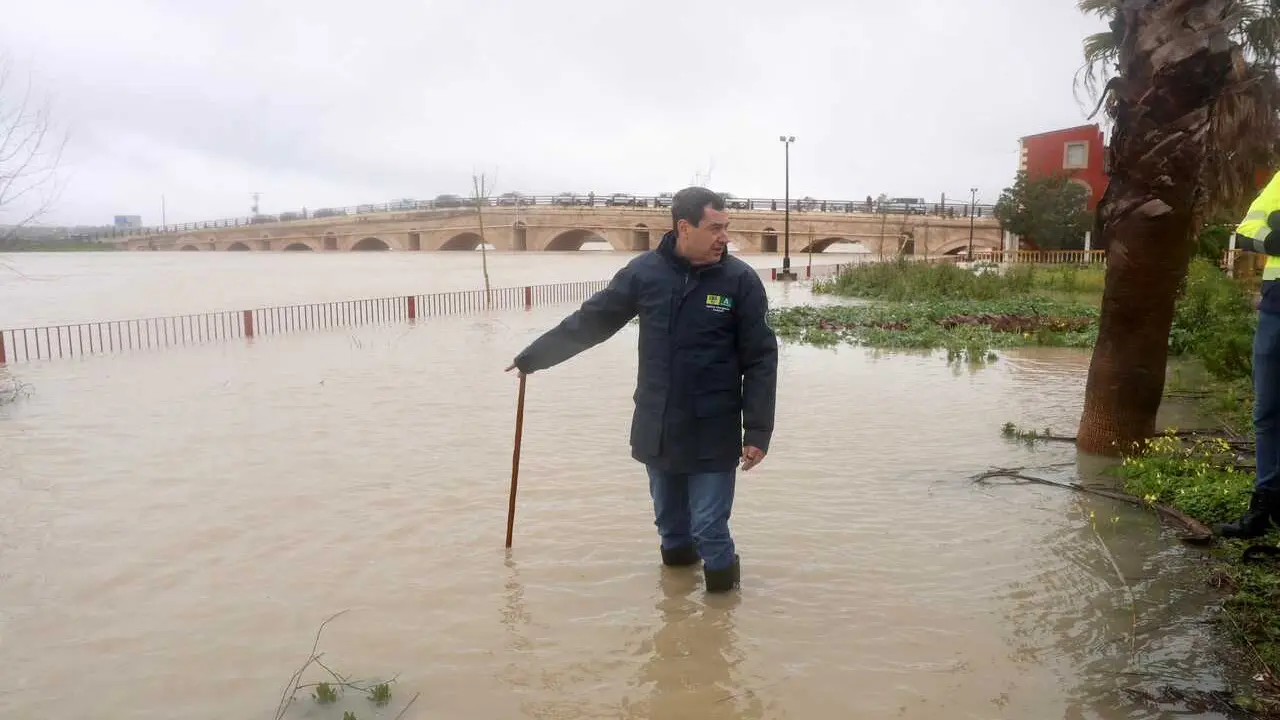 El presidente de la Junta de Andaluc&iacute;a, Juanma Moreno, visita zonas inundadas por la borrasca Leonardo en Jerez de la Frontera. A 4 de febrero de 2026, en Jerez de la Frontera, C&aacute;diz (Andaluc&iacute;a, Espa&ntilde;a). 
