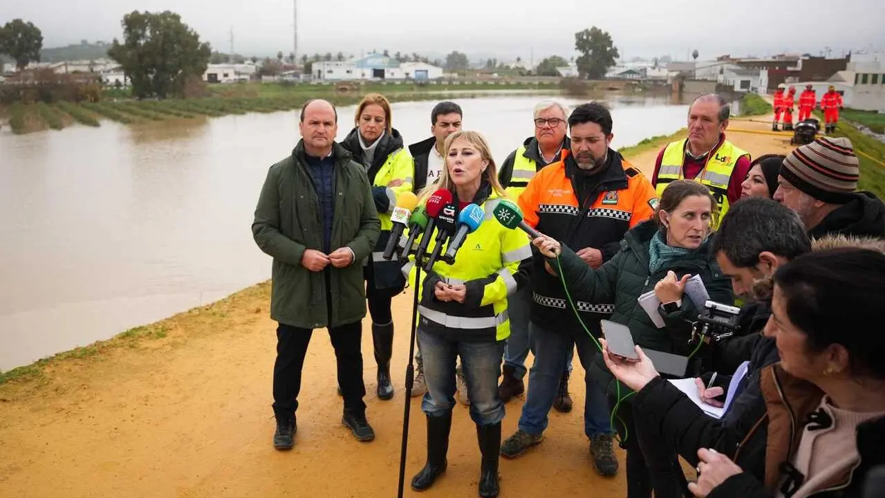 La consejera de Econom&iacute;a, Hacienda, Fondos Europeos y Di&aacute;logo Social, Carolina Espa&ntilde;a, atiende a los medios en Lora del R&iacute;o (Sevilla).