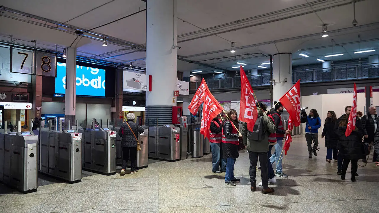 Piquete informativo de CCOO durante la primera jornada de la huelga ferroviaria, en la estaci&oacute;n de tren Madrid-Puerta de Atocha-Almudena Grandes, a 9 de febrero de 2026