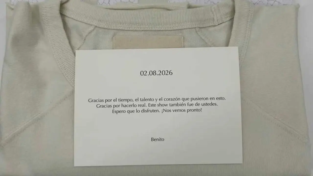 Camiseta regalo de Bad Bunny a los trabajadores de Inditex, id&eacute;ntica a la prenda que luci&oacute; en su actuaci&oacute;n durante la final de la Superbowl