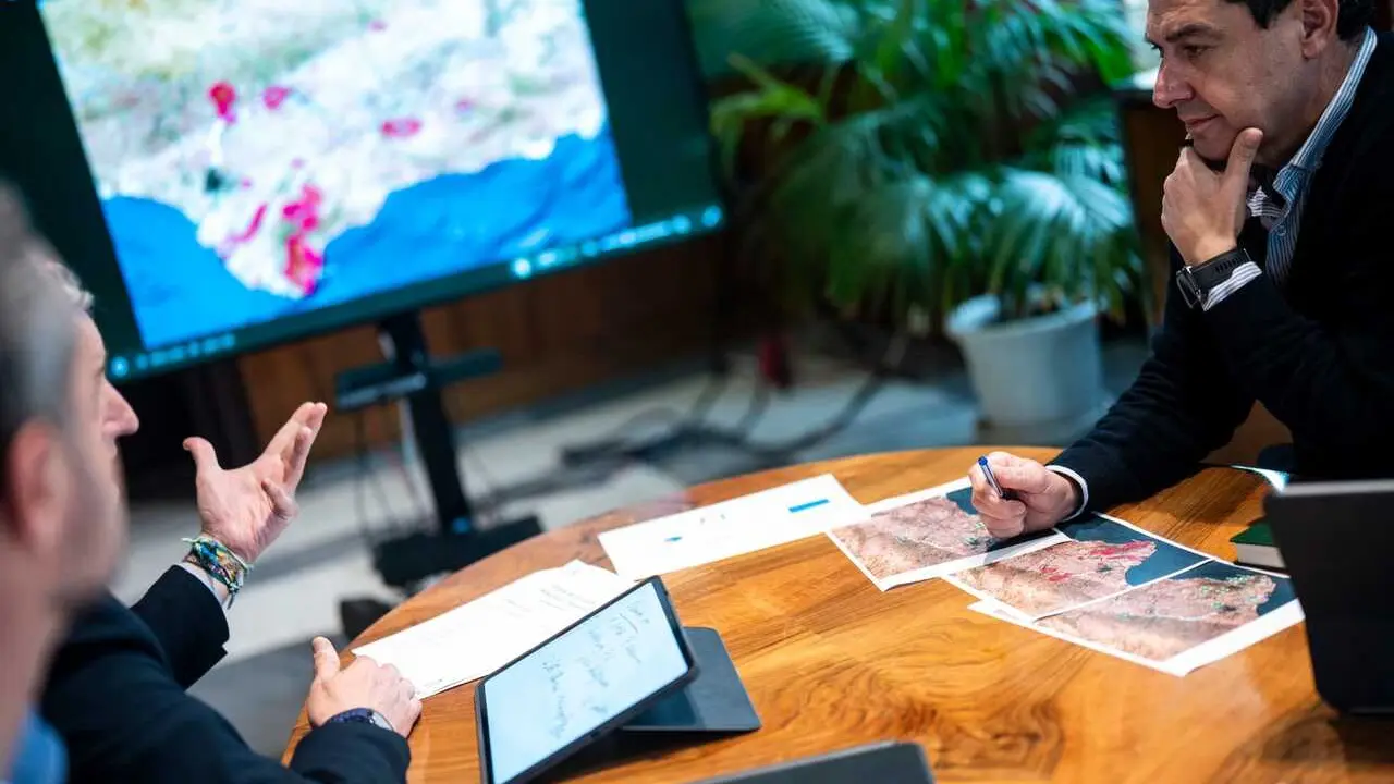 El presidente de la Junta de Andaluc&iacute;a, Juanma Moreno, reunido para analizar la evoluci&oacute;n del temporal.