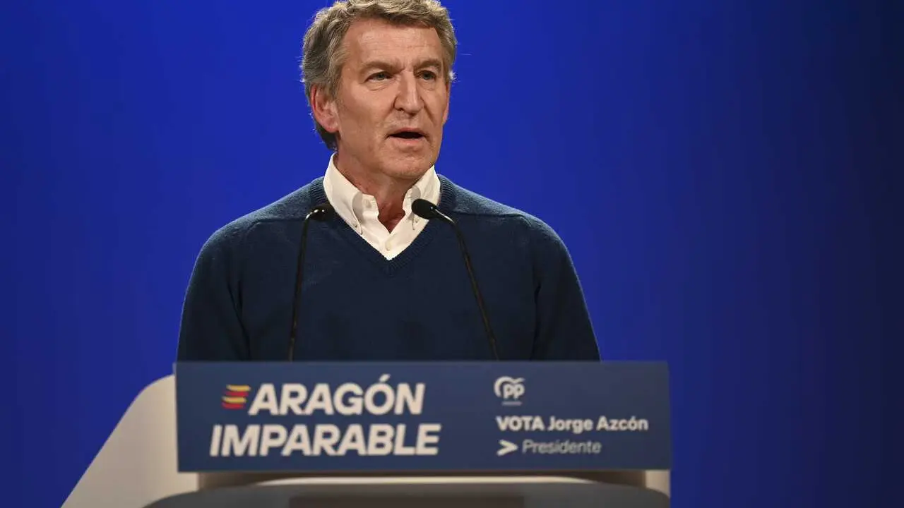 El presidente del PP, Alberto N&uacute;&ntilde;ez Feij&oacute;o, interviene en un mitin durante la campa&ntilde;a electoral del 8-F en Arag&oacute;n, a 4 de febrero de 2026, en Huesca, Arag&oacute;n (Espa&ntilde;a).