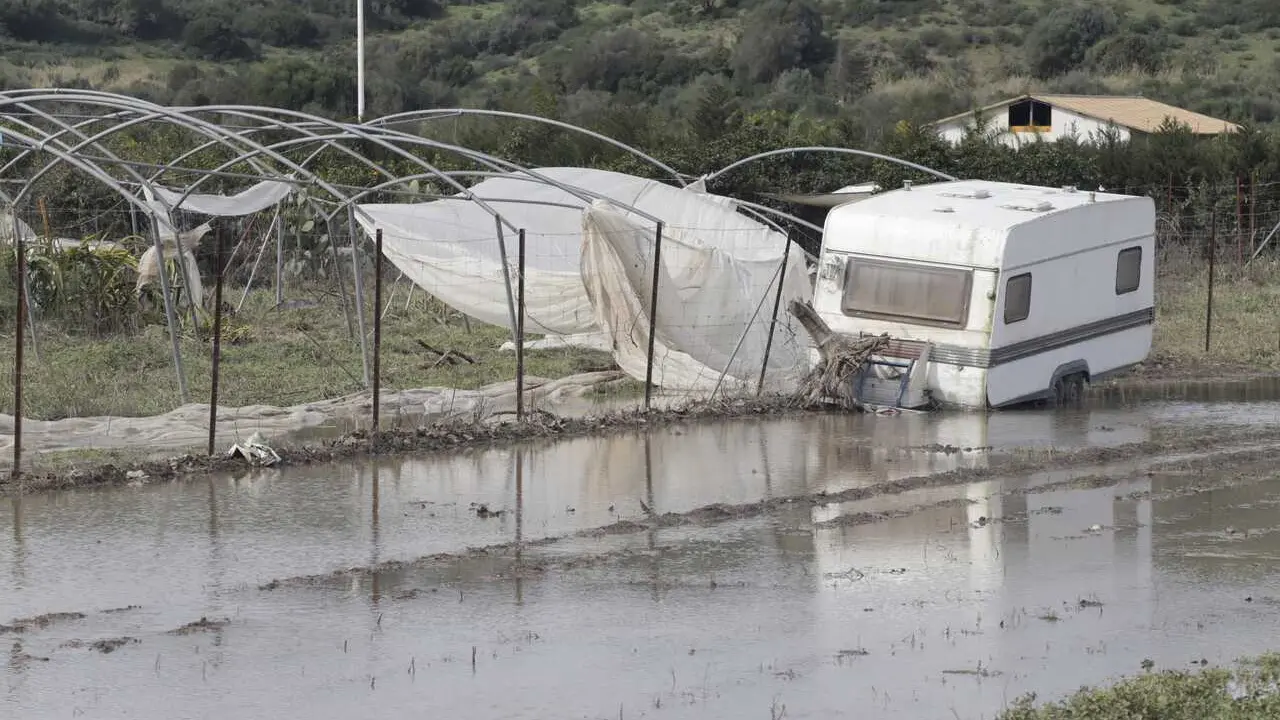 Regresan a sus casas vecinos de San Mart&iacute;n del Tesorillo desalojados por las lluvias. 