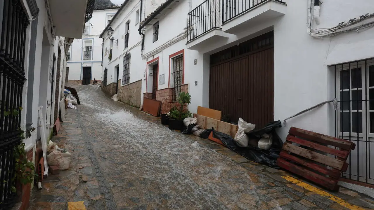Desalojados en Ubrique (C&aacute;diz) por desbordamiento del r&iacute;o y movimientos de tierra.