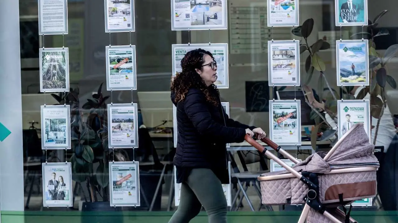 Una oficina de empresa inmobiliaria.