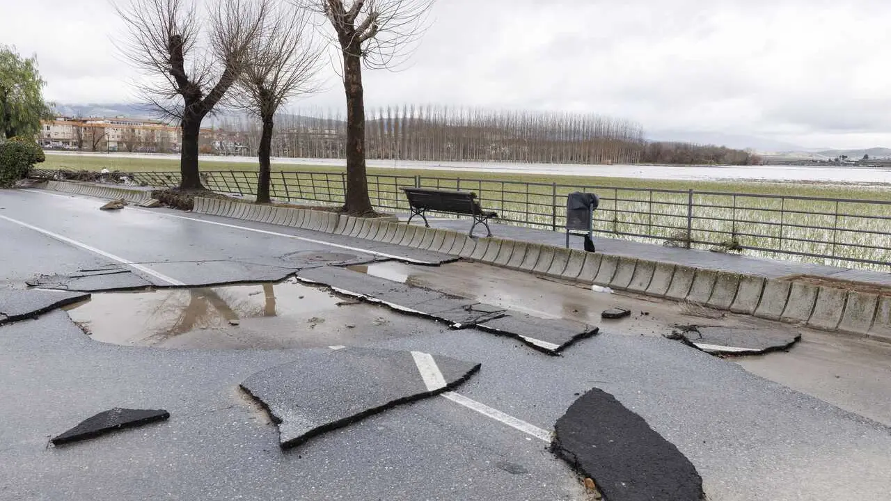 Imagen de los graves desperfectos que el temporal ha ocasionado a la carretera de acceso a Hu&eacute;tor Tajar (Granada). A 9 de Febrero de 2026, en Hu&eacute;tor T&aacute;jar, Granada (Andaluc&iacute;a, Espa&ntilde;a). 