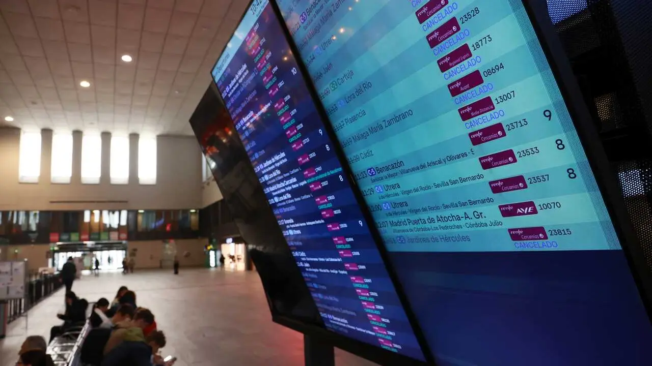 Imagen del vest&iacute;bulo de la estaci&oacute;n de Santa Justa de Sevilla durante la huelga en los trenes convocada para los d&iacute;as 9, 10 y 11 de febrero, por todos los sindicatos ferroviarios del pa&iacute;s.