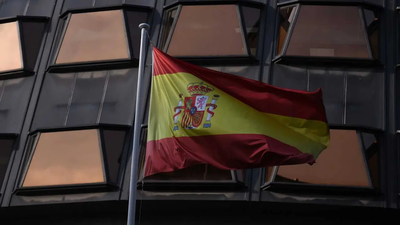 Archivo - La bandera de Espa&ntilde;a frente a la sede del Tribunal Constitucional el d&iacute;a que se celebra el Pleno extraordinario del Tribunal Constitucional (TC), a 19 de diciembre de 2022, en Madrid (Espa&ntilde;a).