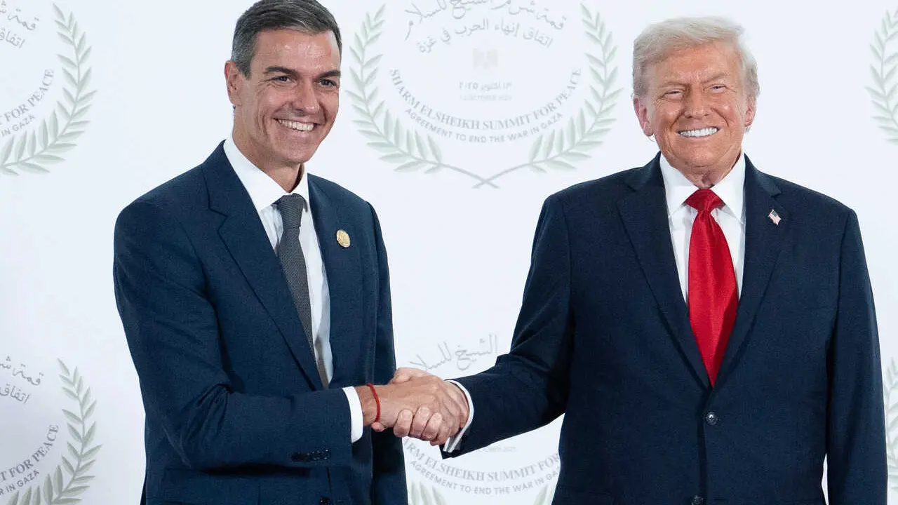 Archivo - El presidente del Gobierno, Pedro S&aacute;nchez (i) saluda al presidente de Estados Unidos, Donald Trump (d), antes de la ceremonia de firma del plan de paz para Oriente Pr&oacute;ximo, a 13 de octubre de 2025, en Egipto.