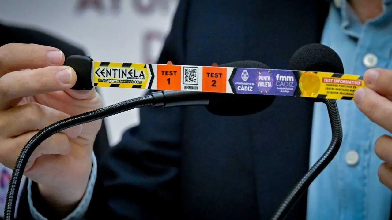 Archivo - Pulsera centinela que se repartieron durante el pasado Carnaval de C&aacute;diz de 2025 para detectar drogas en las bebidas. ARCHIVO.