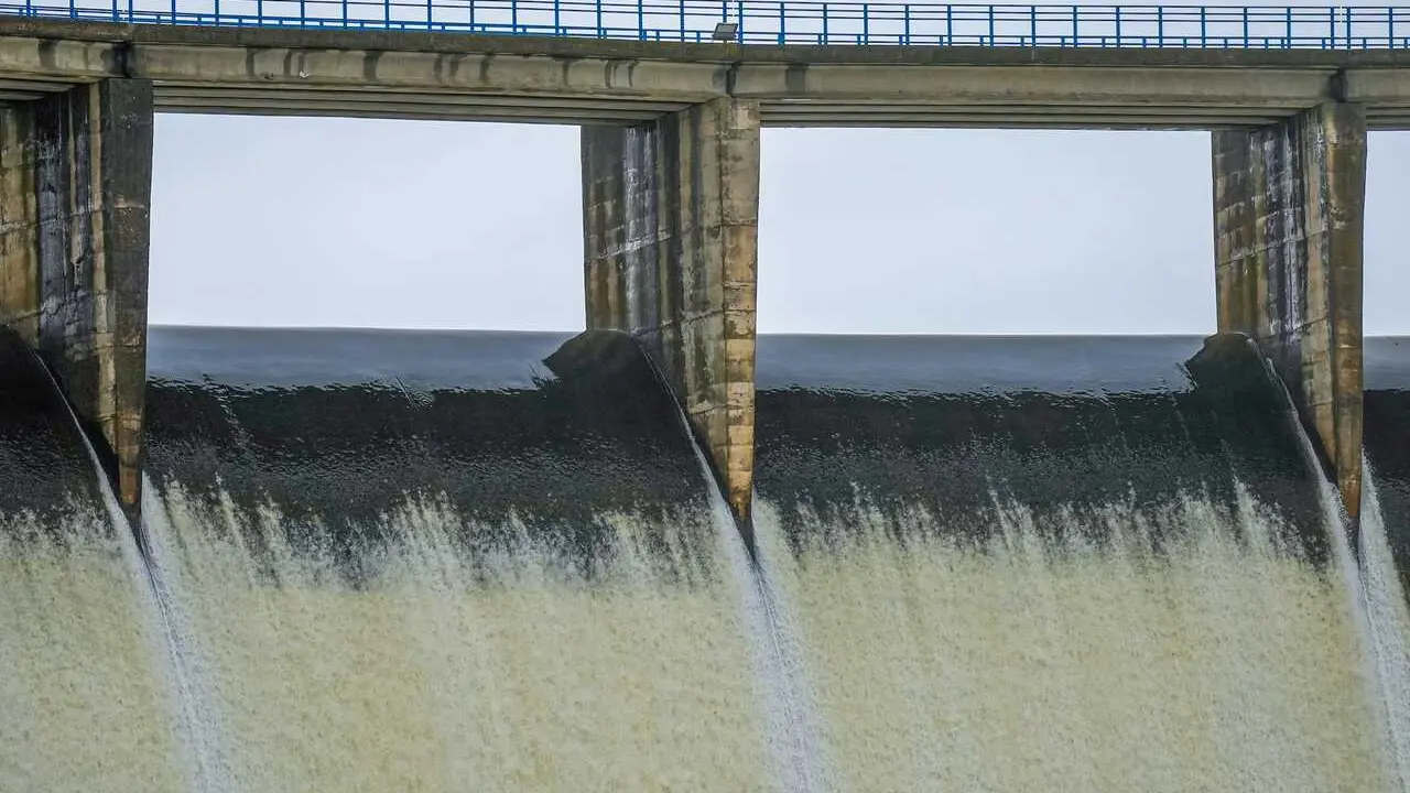 Im&aacute;genes del embalse del Gergal desembalsando agua. A 2 de febrero de 2026 en Gillena, Sevilla (Andaluc&iacute;a, Espa&ntilde;a). El embalse del Gergal, situado en el t&eacute;rmino municipal de Guillena, sigue desembalsando agua como consecuencia de las abundantes lluvias re