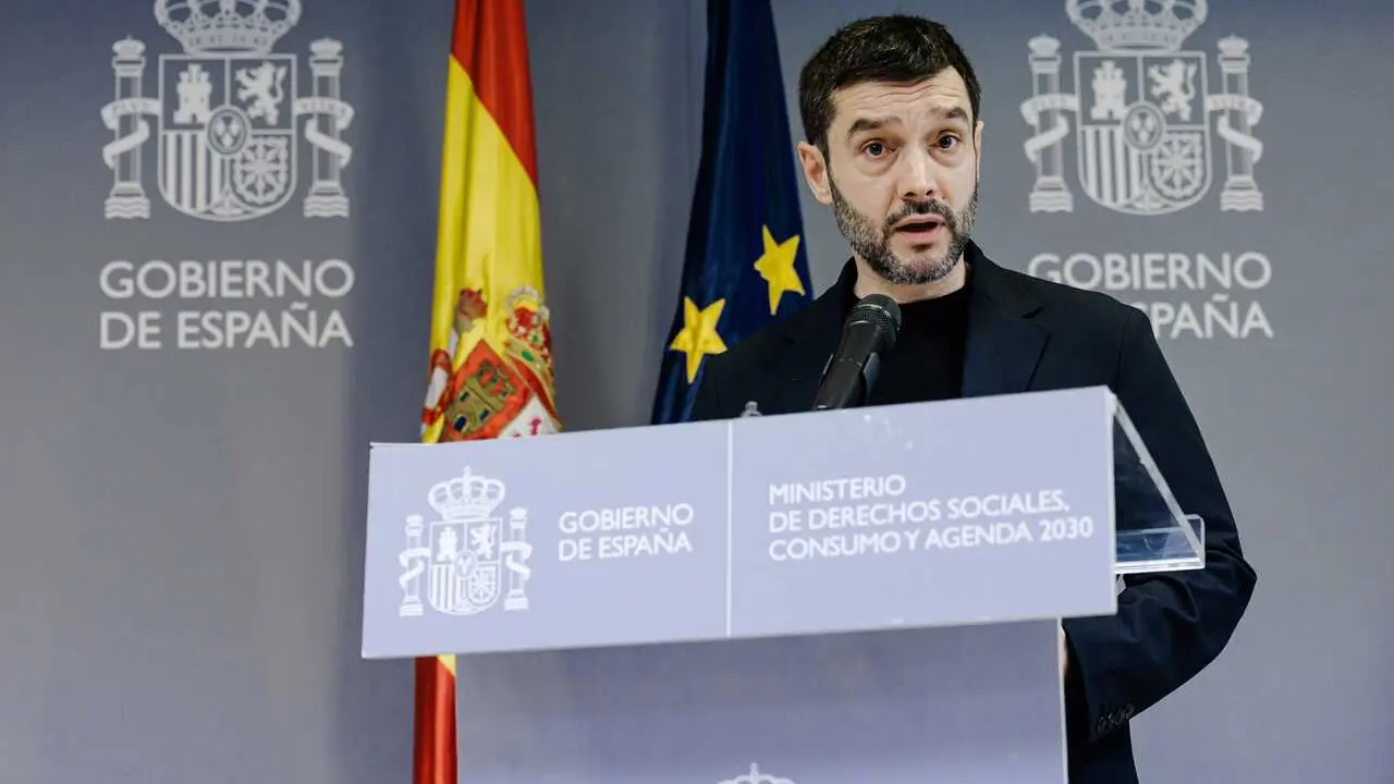 El ministro de Derechos Sociales, Consumo y Agenda 2030, Pablo Bustinduy, ofrece una rueda de prensa, en el Ministerio de Derechos Sociales, Consumo y Agenda 2030, a 16 de enero de 2026, en Madrid (Espa&ntilde;a). En plena tensi&oacute;n entre los socios del Gobierno p