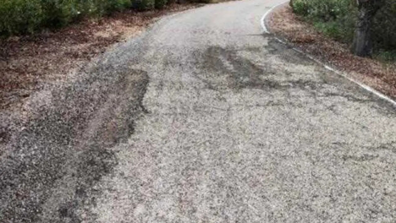 Archivo - Situaci&oacute;n actual de la carrtera A-6200 que une Aldeaquemada con la A-4