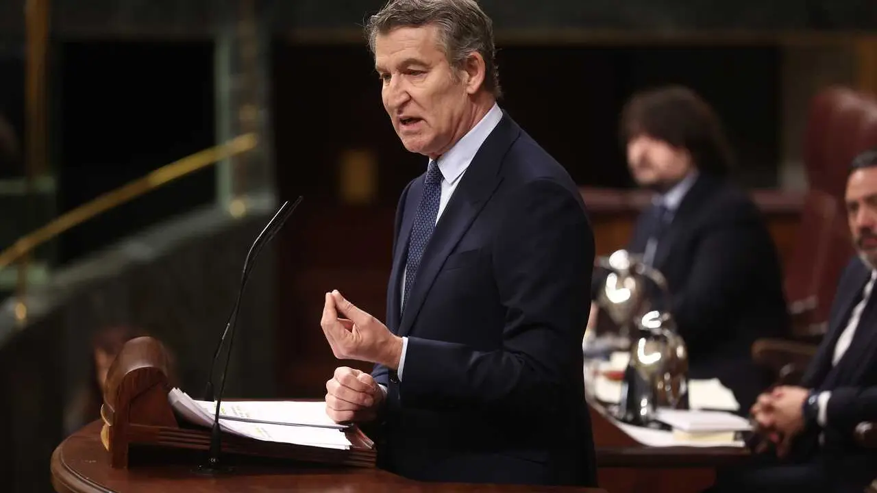 El presidente del Partido Popular, Alberto N&uacute;&ntilde;ez Feij&oacute;o, en una sesi&oacute;n de control al Gobierno , en el Congreso de los Diputados, a 11 de febrero de 2026, en Madrid (Espa&ntilde;a). 