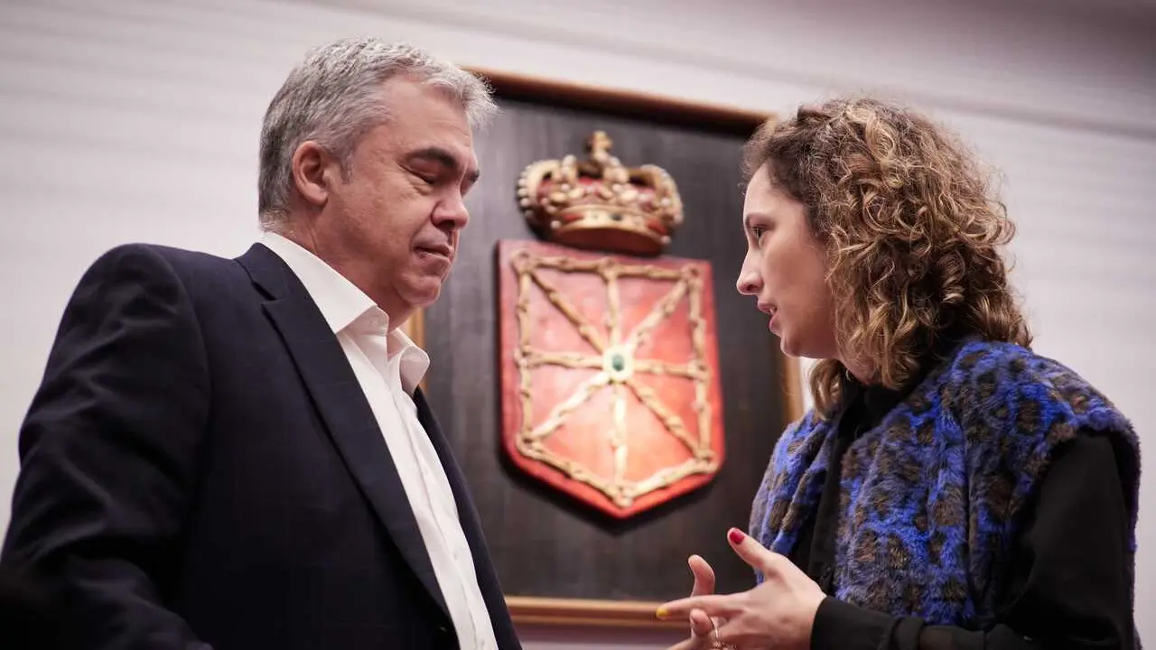 El exsecretario de organizaci&oacute;n del PSOE Santos Cerd&aacute;n comparece en la Comisi&oacute;n de Investigaci&oacute;n sobre adjudicaciones p&uacute;blicas del Parlamento de Navarra, a 11 de febrero de 2026, en Pamplona, Navarra (Espa&ntilde;a). Cerd&aacute;n comparece un d&iacute;a despu&eacute;s del consejero