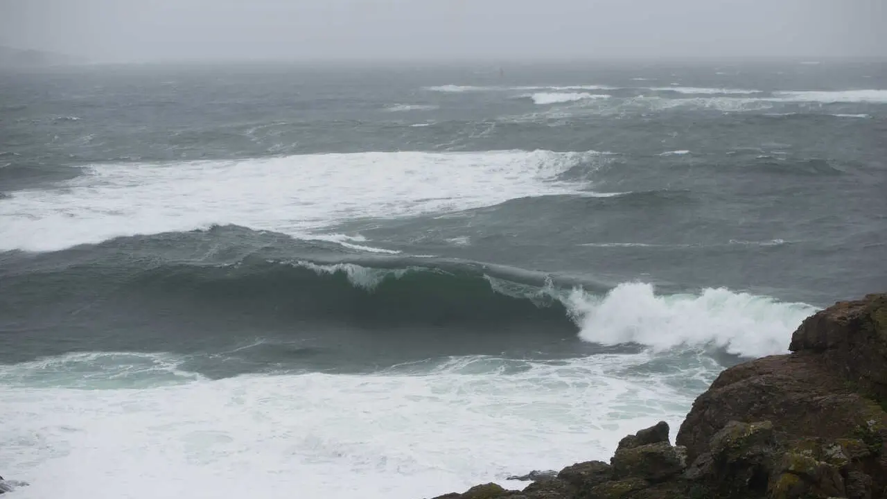 Archivo - Playa de Montalbo y punta Faxilda con oleaje, a 16 de enero de 2023, en Sanxenxo, Pontevedra, Galicia (Espa&ntilde;a).  