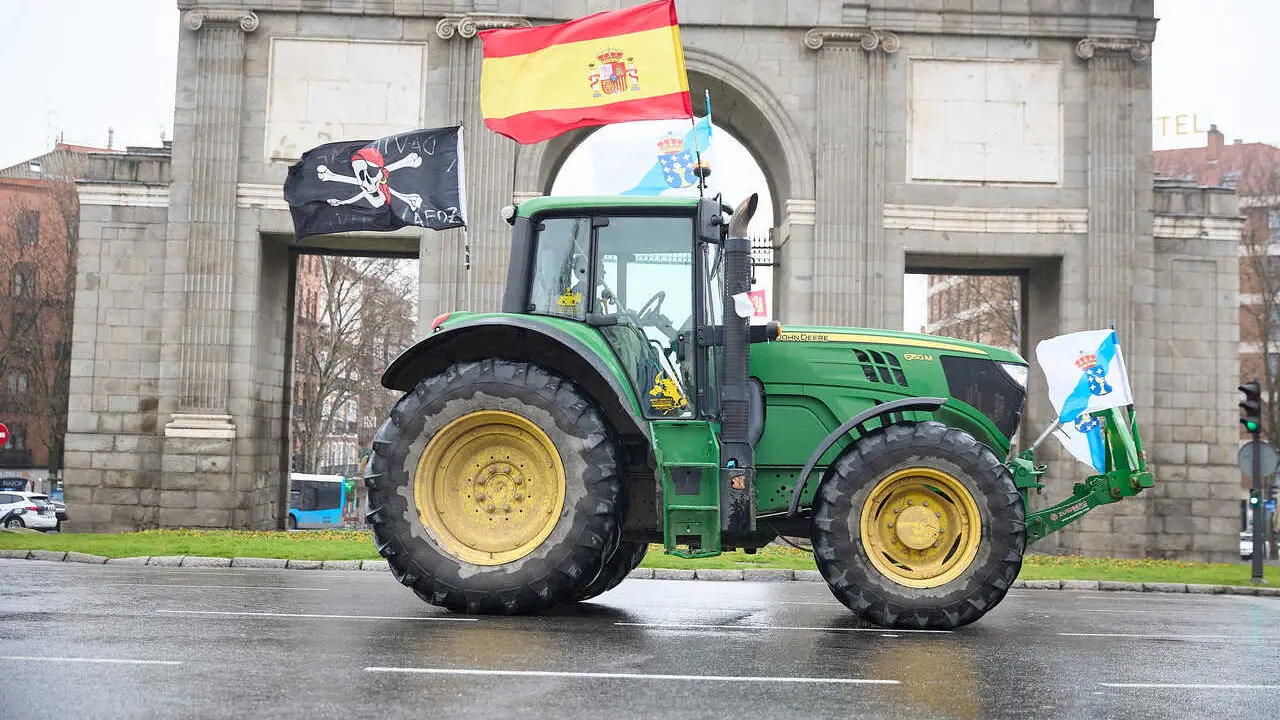 Un tractor a su entrada a la ciudad de Madrid por Puerta de Toledo este mi&eacute;rcoles.