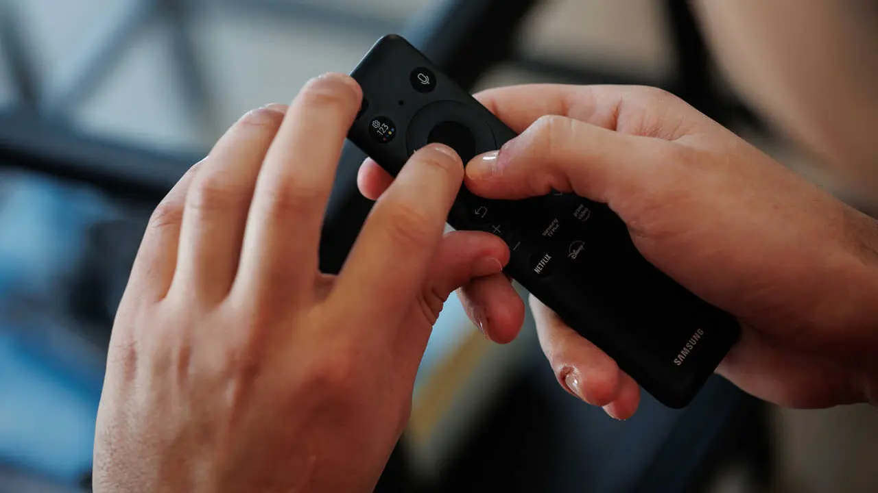 Archivo - Una persona muestra ayudas a la accesibilidad en un mando de televisi&oacute;n durante un encuentro con personas con discapacidad visual y auditiva, a 1 de diciembre de 2023, en Madrid (Espa&ntilde;a). El encuentro ha sido organizado por Portaltic, portal de 