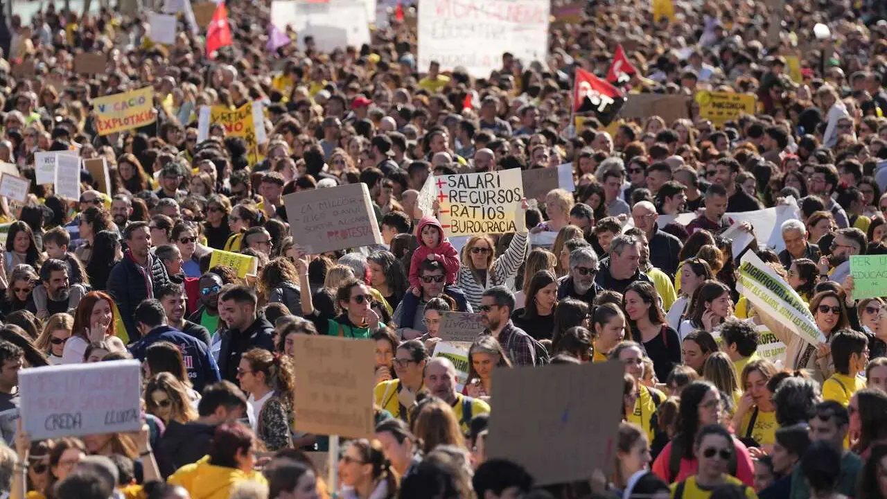 Manifestaci&oacute;n con motivo de la huelga de docentes en Catalunya, a 11 de febrero de 2026, en Barcelona