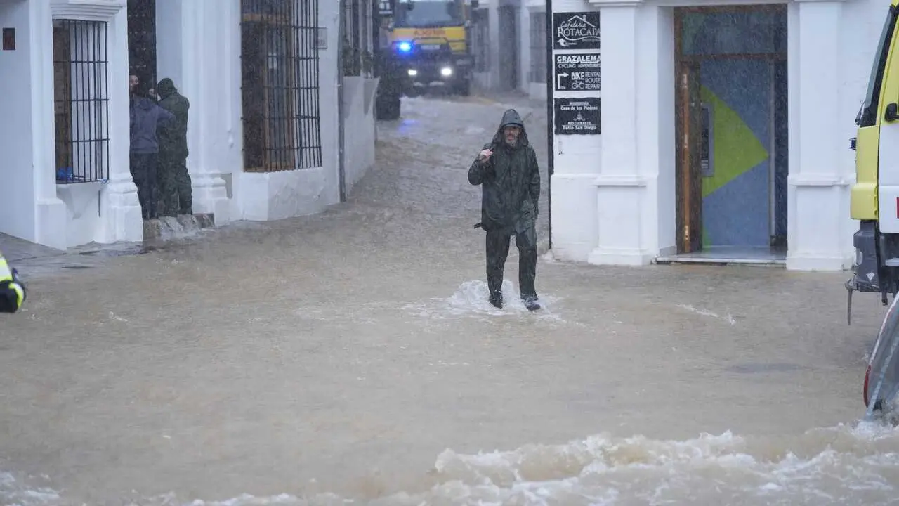 Calle convertida en r&iacute;o en la localidad gaditana de Grazalema tras el paso de la borrasca Leonardo