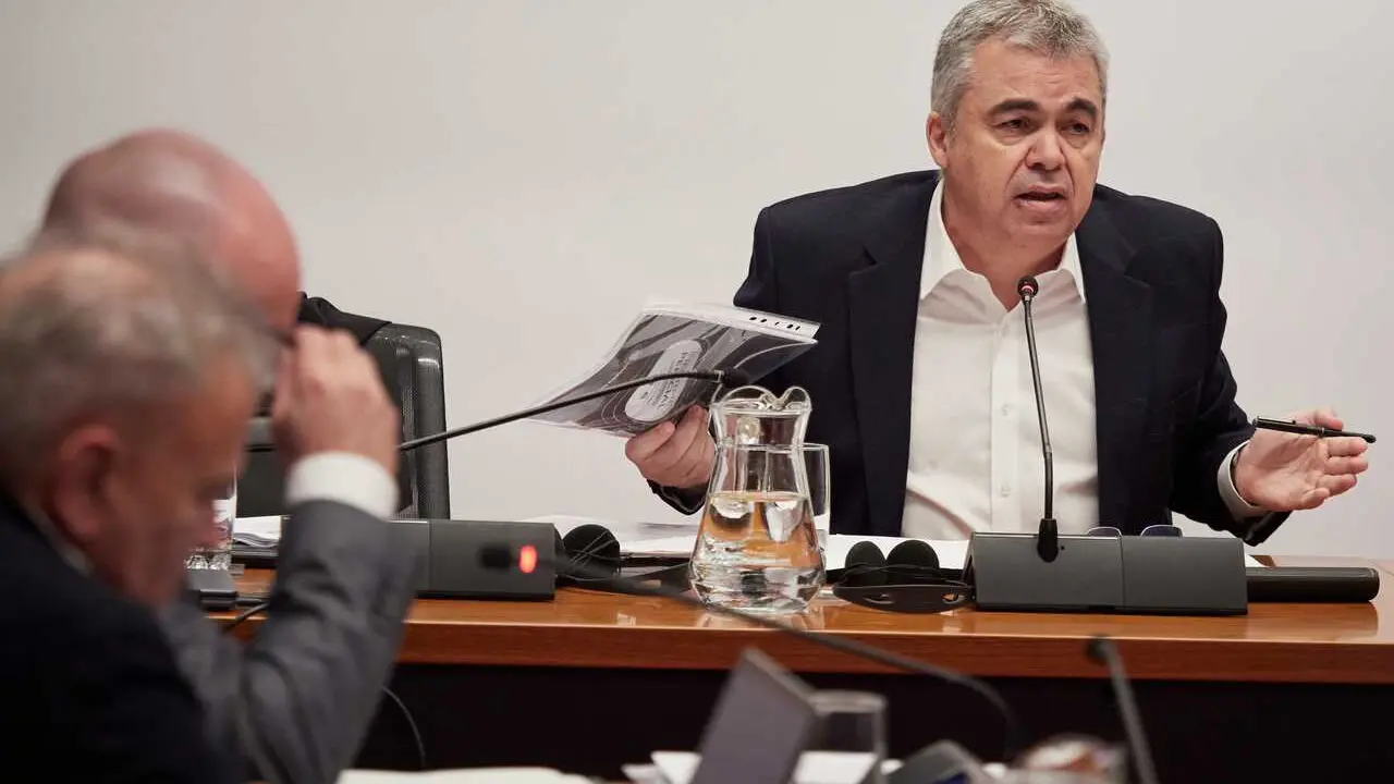 El exsecretario de organizaci&oacute;n del PSOE Santos Cerd&aacute;n comparece en la Comisi&oacute;n de Investigaci&oacute;n sobre adjudicaciones p&uacute;blicas del Parlamento de Navarra, a 11 de febrero de 2026, en Pamplona, Navarra (Espa&ntilde;a). Cerd&aacute;n comparece un d&iacute;a despu&eacute;s del consejero