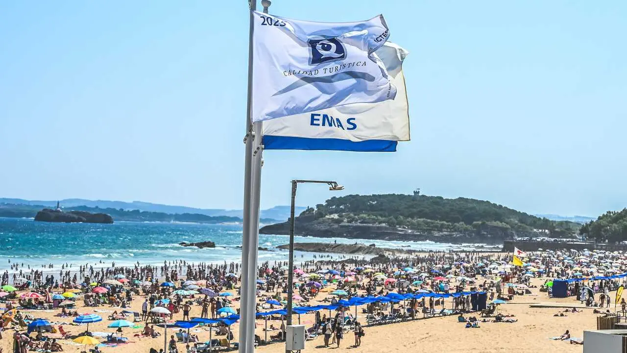 Archivo - Bandera de inter&eacute;s tur&iacute;stico en la Primera playa de El Sardinero, a 10 de agosto de 2025, en Santander, Cantabria (Espa&ntilde;a).