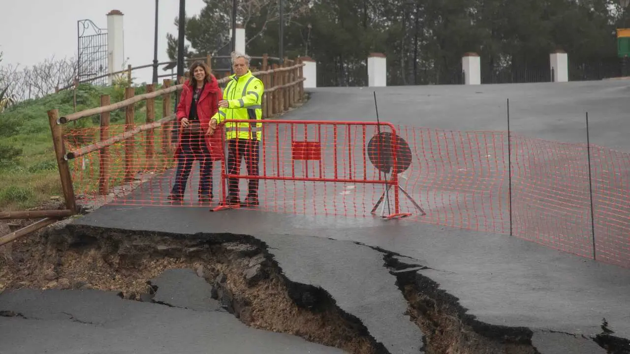 Carmen Lara, junto al presidente de la Diputaci&oacute;n, Salvador Fuentes, observan la grieta reabierta en Benamej&iacute;.