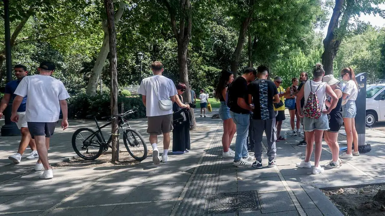 Archivo - Varias personas en el centro de la ciudad, a 10 de agosto de 2024, en Madrid (Espa&ntilde;a). La Comunidad de Madrid ha aumentado en 23.198 habitantes su poblaci&oacute;n. En concreto, ha crecido un 0,33% durante el segundo trimestre de 2024. En total, la reg