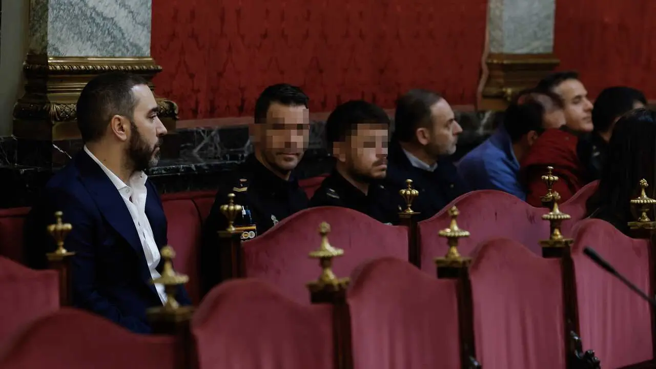 El exministro Jose Luis &Aacute;balos (3d), y el empresario V&iacute;ctor de Aldama (i), durante la audiencia preliminar en el Tribunal Supremo este jueves, para tratar las nulidades que plantean las defensas como paso previo al juicio contra el exministro y su exaseso