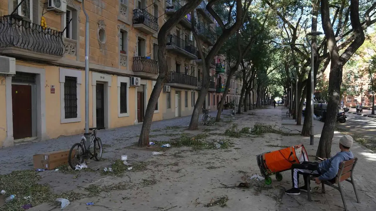Hojas y basura acumuladas por el viento en Barcelona.