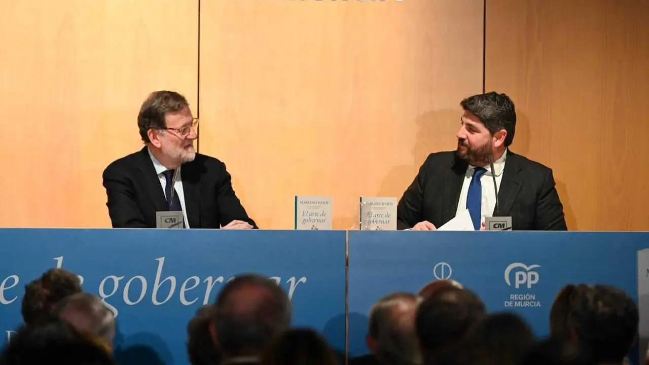 El expresidente del Gobierno, Mariano Rajoy, y el presidente del Gobierno regional, Fernando L&oacute;pez Miras, durante la presentaci&oacute;n de 'El arte de gobernar'