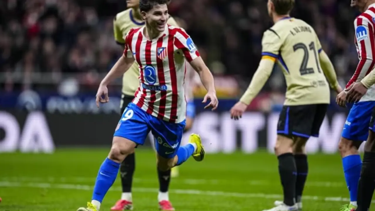 Juli&aacute;n &Aacute;lvarez celebrando su gol ante el Barcelona