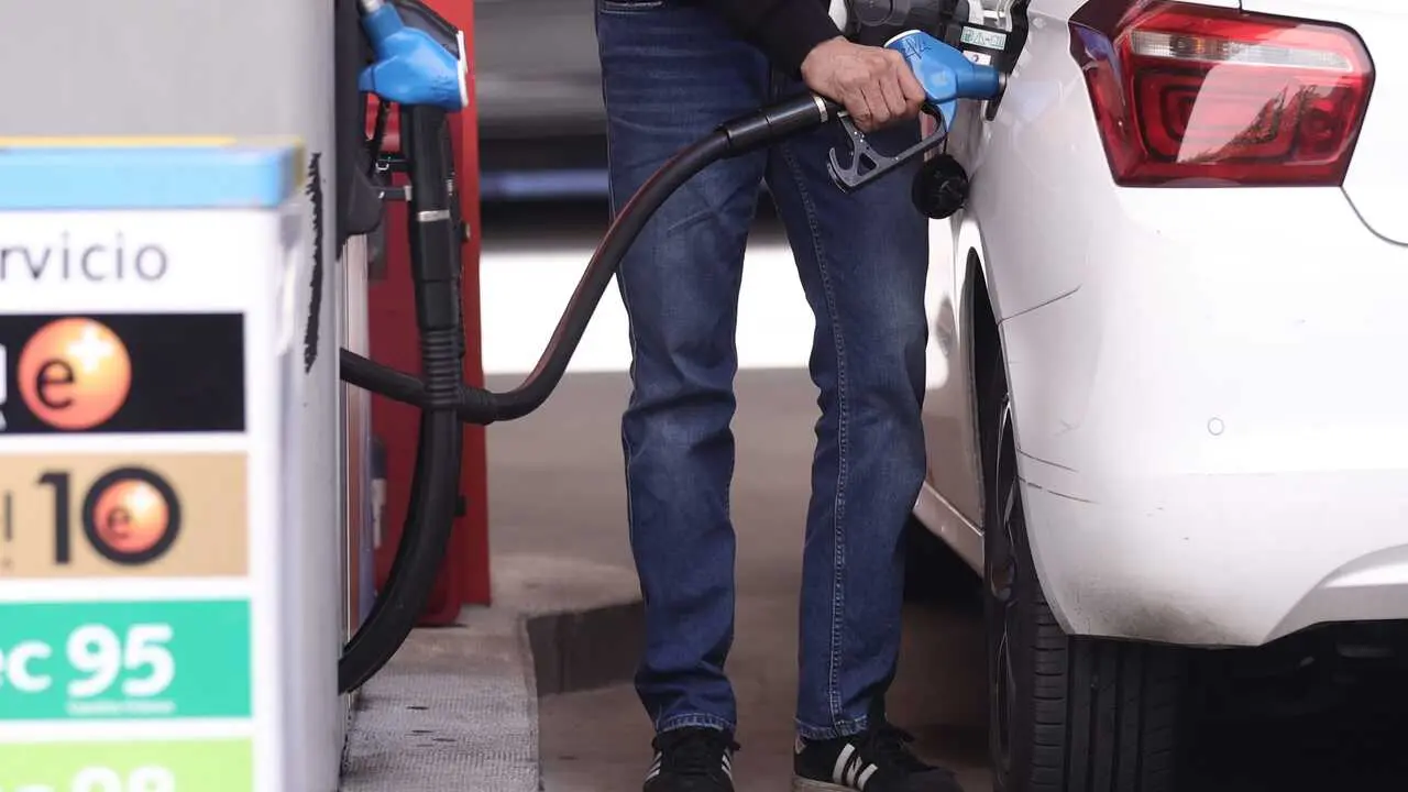 Archivo - Un hombre llenando el dep&oacute;sito de gasolina de su coche en una estaci&oacute;n de servicio
