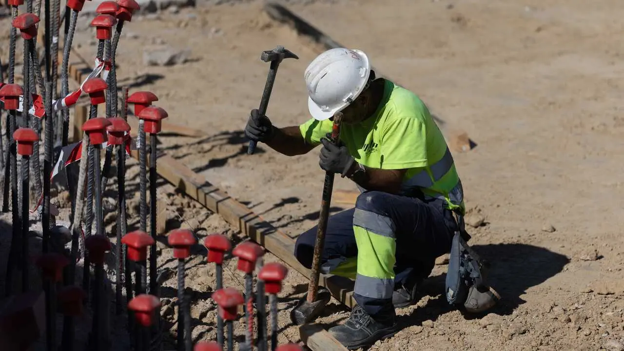 Archivo - Un trabajador extranjero en una obra