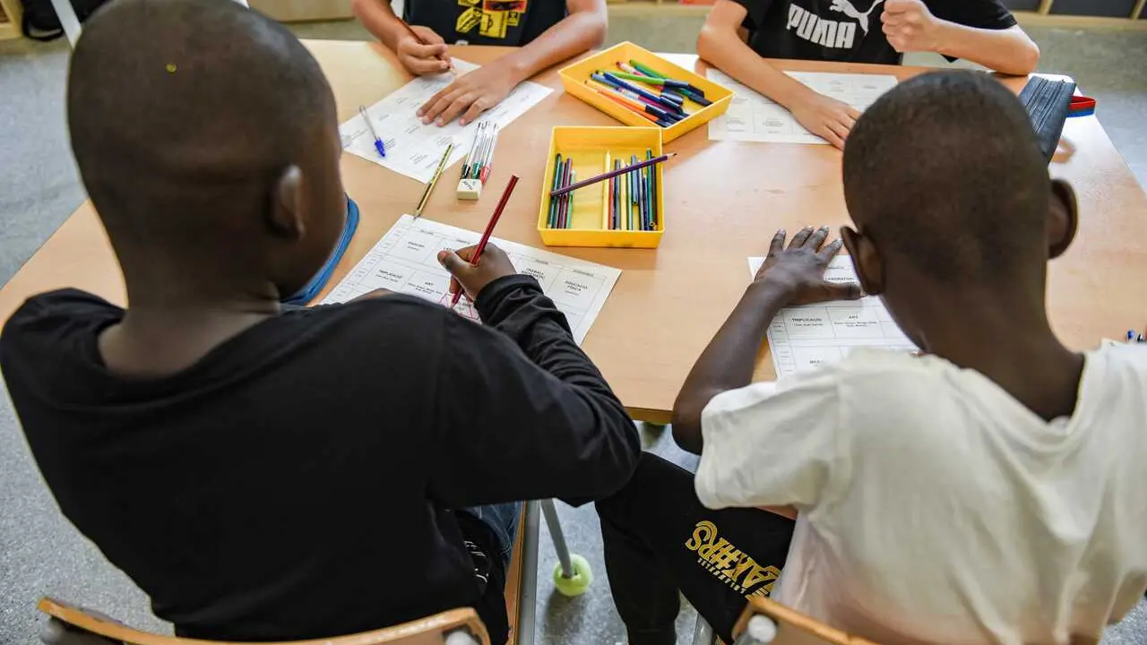 Archivo - Varios ni&ntilde;os en el colegio
