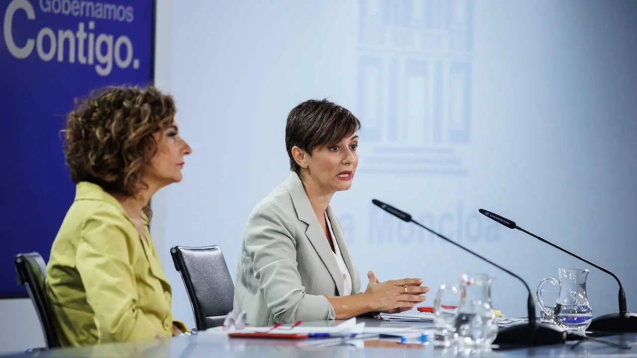Archivo - La vicepresidenta primera del Gobierno y  ministra de Hacienda, Mar&iacute;a Jes&uacute;s Montero, y la ministra de Vivienda y Agenda Urbana, Isabel Rodr&iacute;guez. 