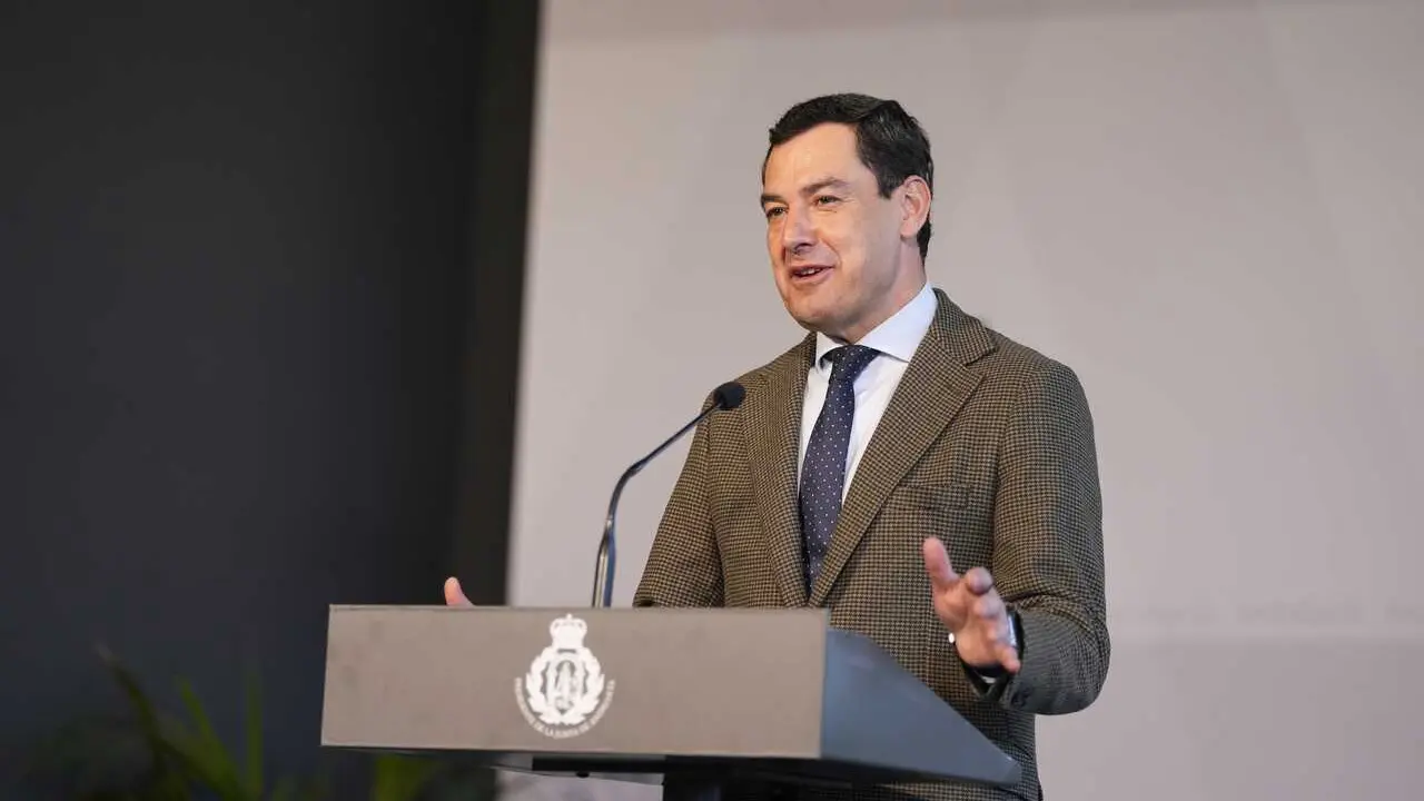 El presidente de la Junta de Andaluc&iacute;a, Juanma Moreno, interviene diurante la presentaci&oacute;n de la publicaci&oacute;n '100 mujeres referentes en la industria andaluza'. A 13 de febrero de 2026, en Sevilla (Andaluc&iacute;a, Espa&ntilde;a). El presidente de la Junta de Andaluc&iacute;a